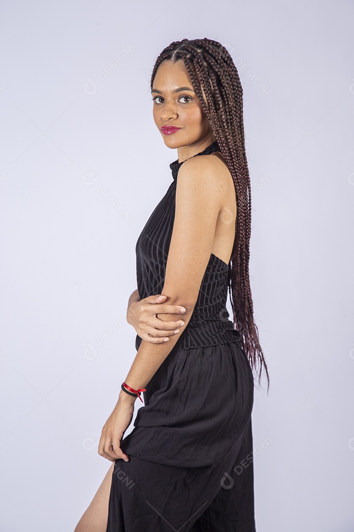 Linda jovem morena posando