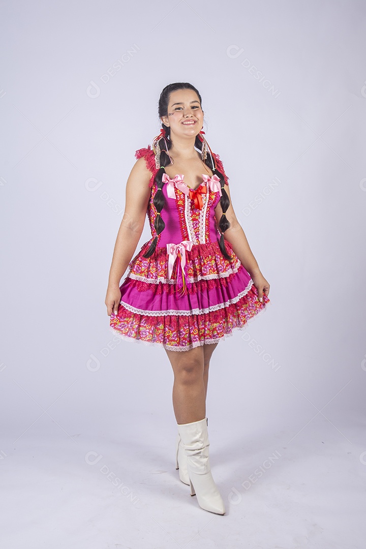 Mulher trajada para quadrilha junina sorrindo com mão no vestido