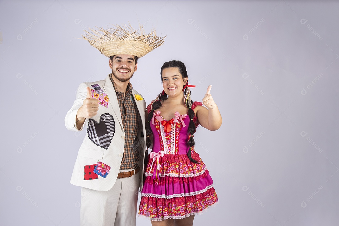 Casal a caráter para festa de São João com gesto de beleza