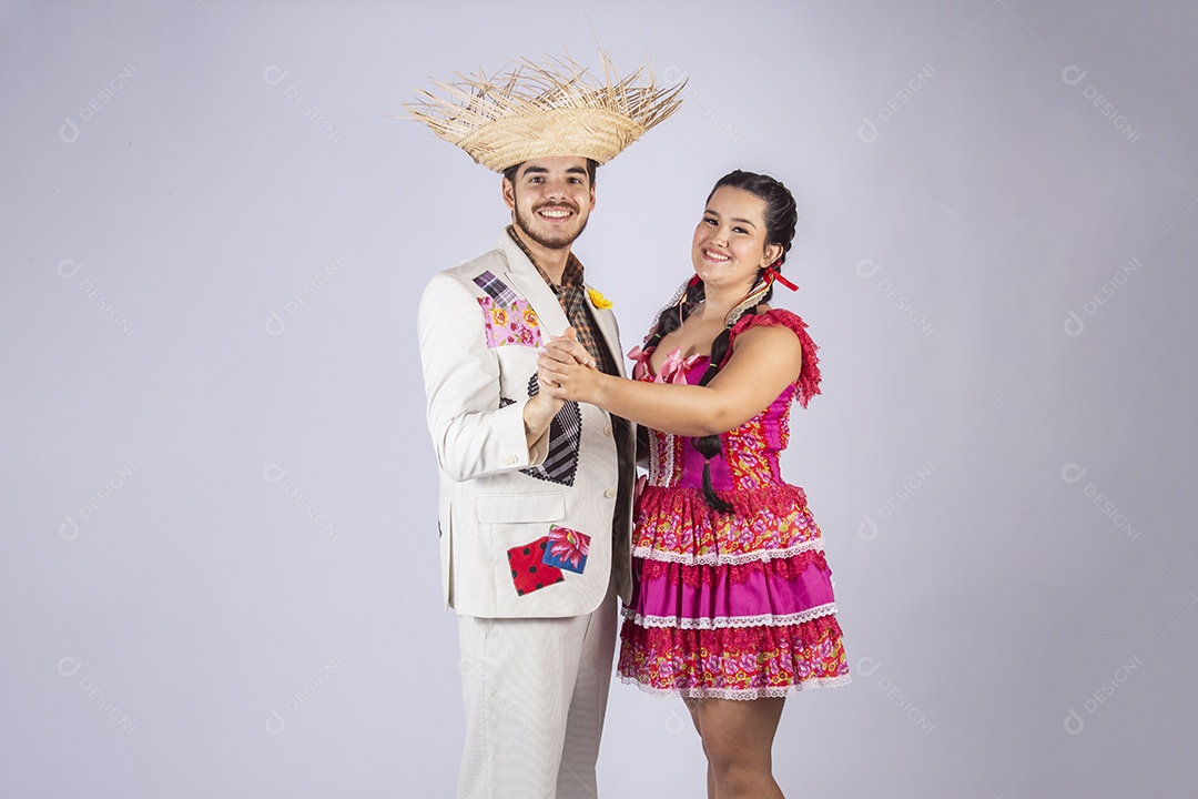 Casal de quadrilheiros trajados para festa junina