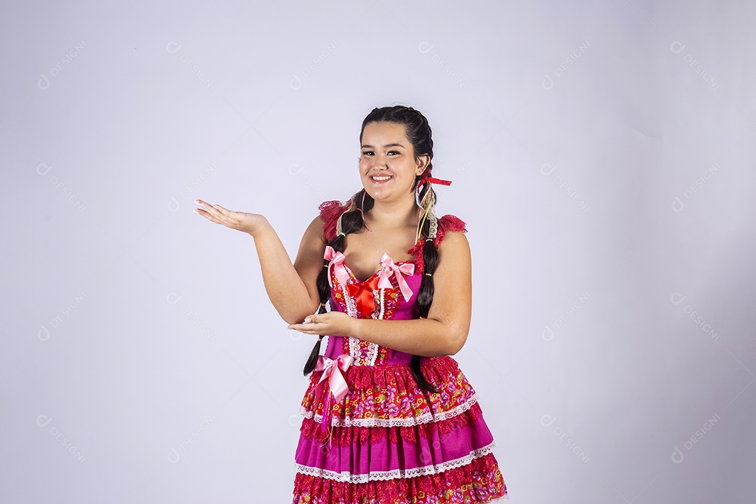 Garota linda trajada para festa junina com mãos para o lado