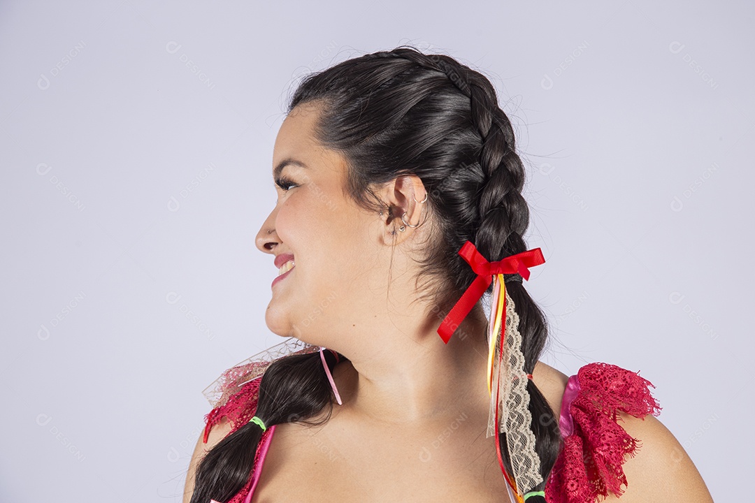 Menina com trajes e penteado para festa junina