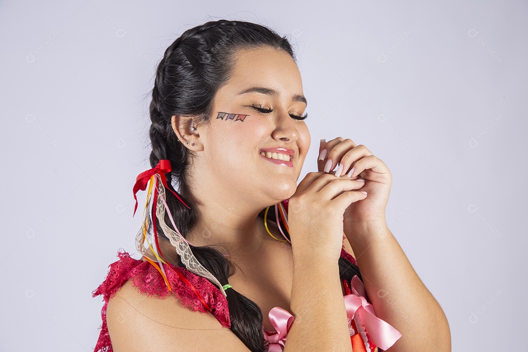 Menina com trajes e penteado para festa junina