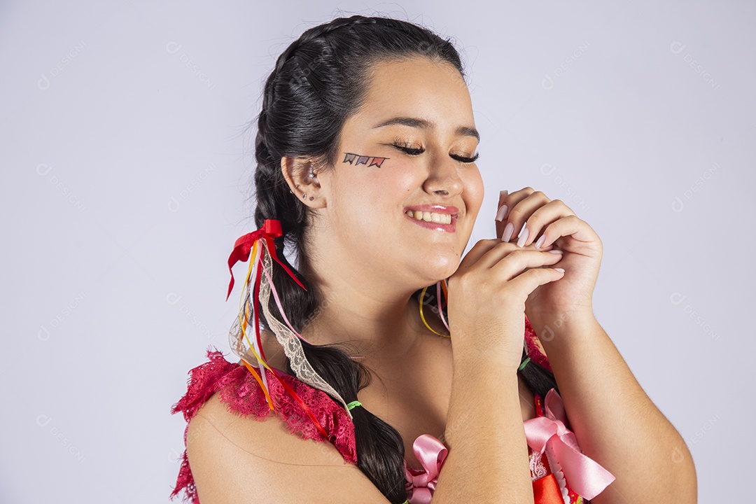 Menina com trajes e penteado para festa junina