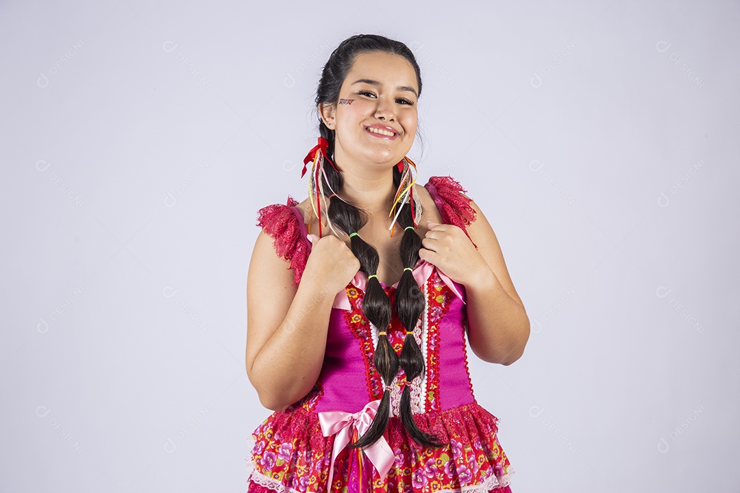 Menina com trajes e penteado para festa junina