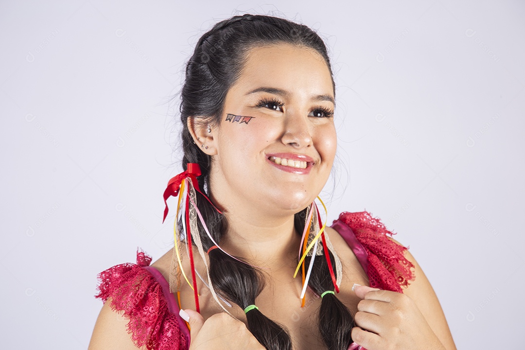 Linda jovem com penteado e maquiagem para festa junina
