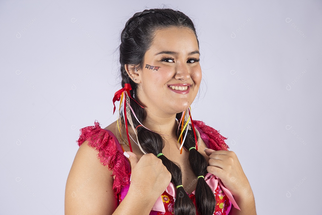 Jovem sorrindo com penteado e trajes de festa junina