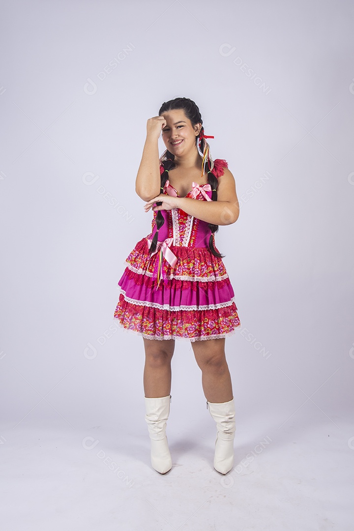 Jovem moça linda trajada para festa junina simulando dança
