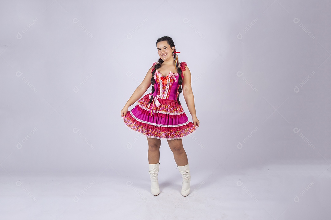 Jovem moça trajada para festa junina