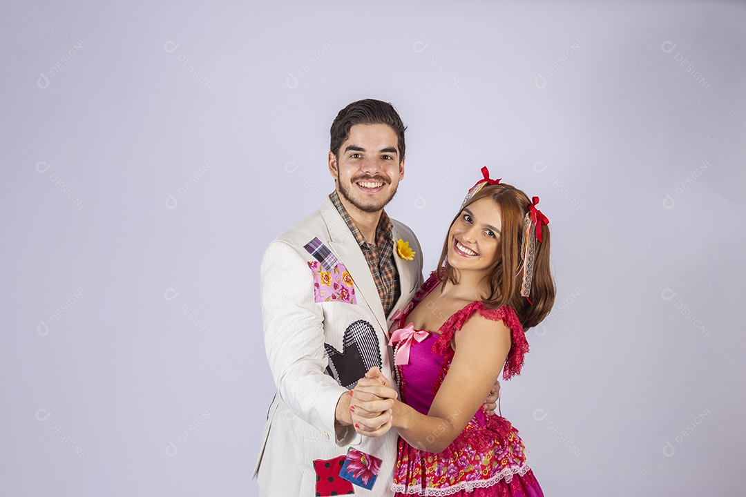 Casal a caráter para festa de São João abraçados