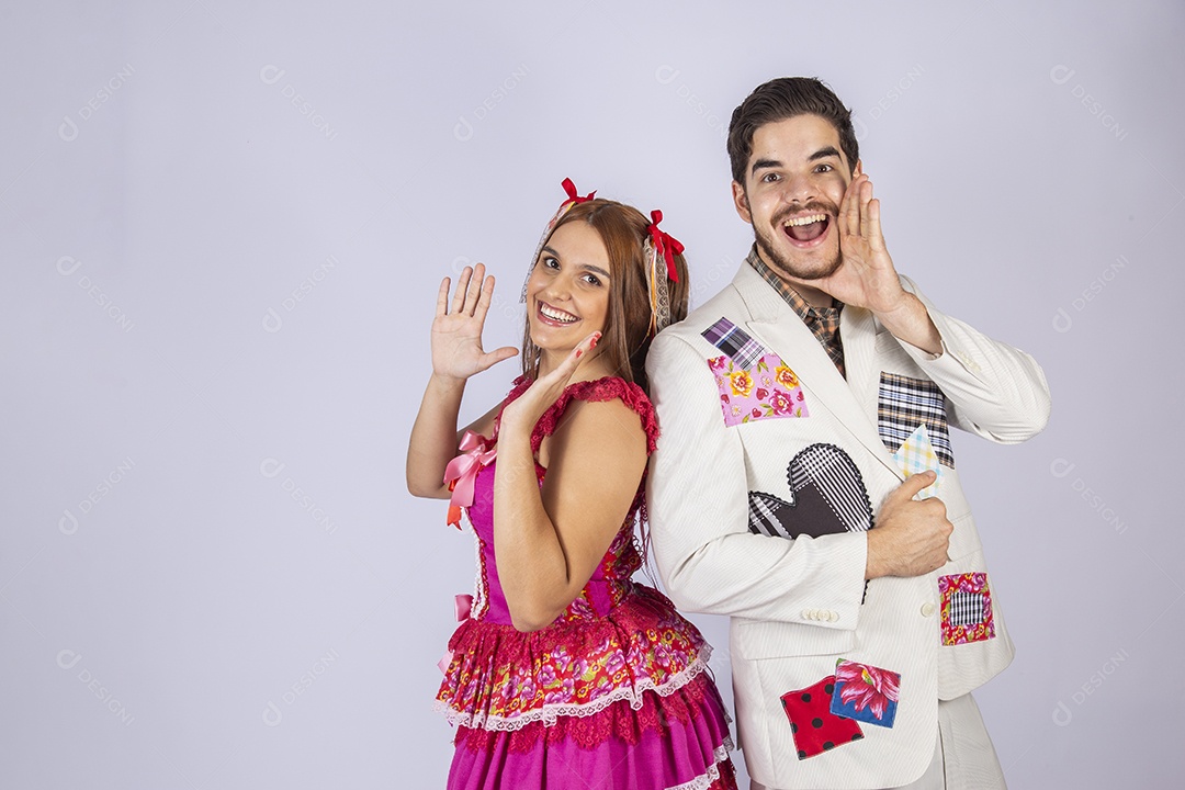 Casal a caráter para festa de são joão simulando grito