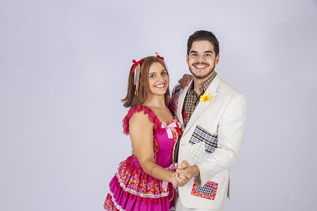 Casal a caráter para festa de São João abraçados