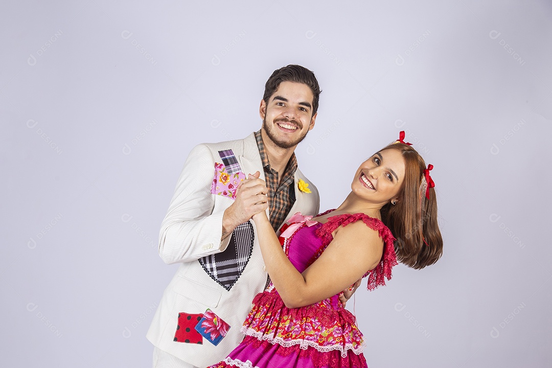 Casal a caráter para festa de São João abraçados