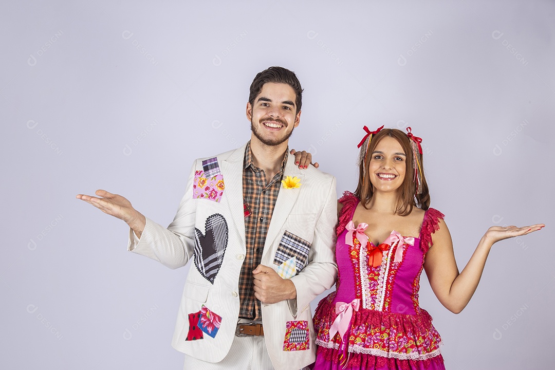 Casal trajado para festa junina