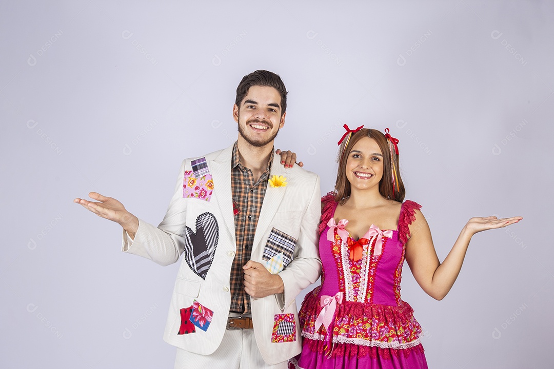 Casal de quadrilheiros juninos abraçados e sorrindo