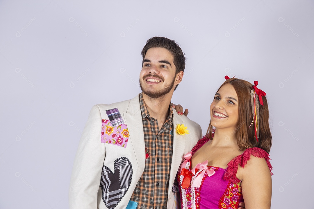 Casal de quadrilheiros juninos abraçados e sorrindo