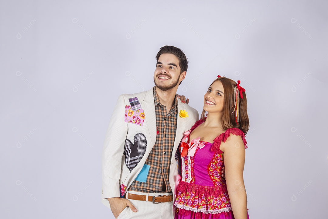 Casal de quadrilheiros juninos abraçados e sorrindo