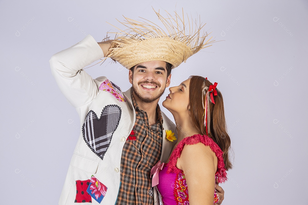 Casal de jovem felizes e trajados para festa junina