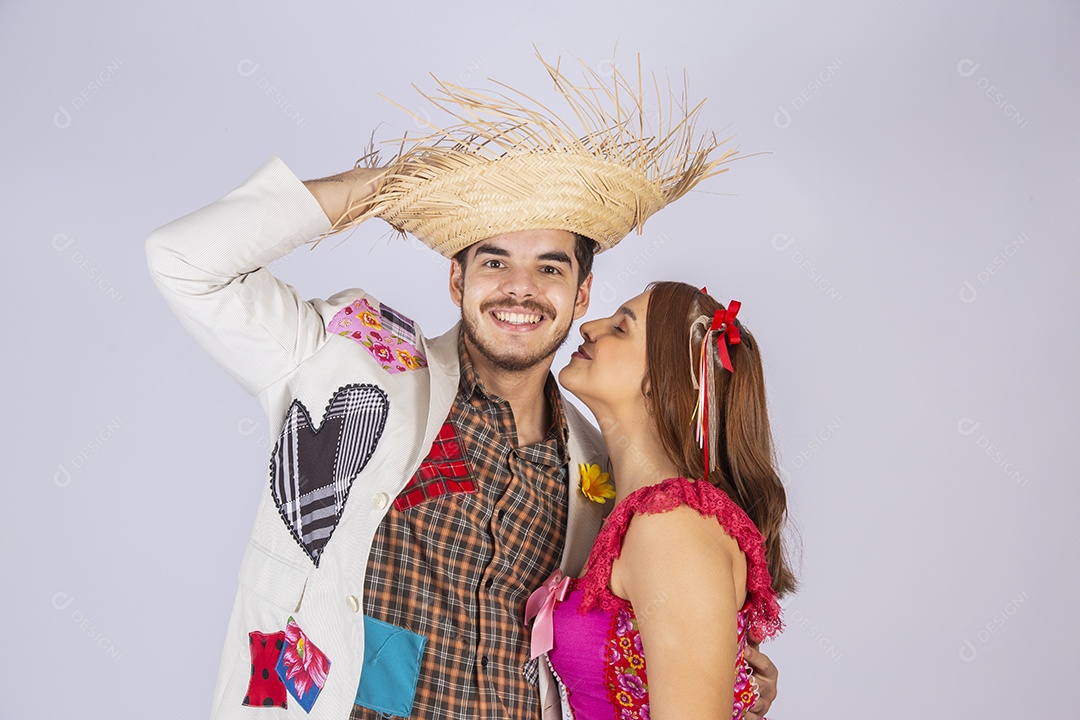 Casal de jovem felizes e trajados para festa junina