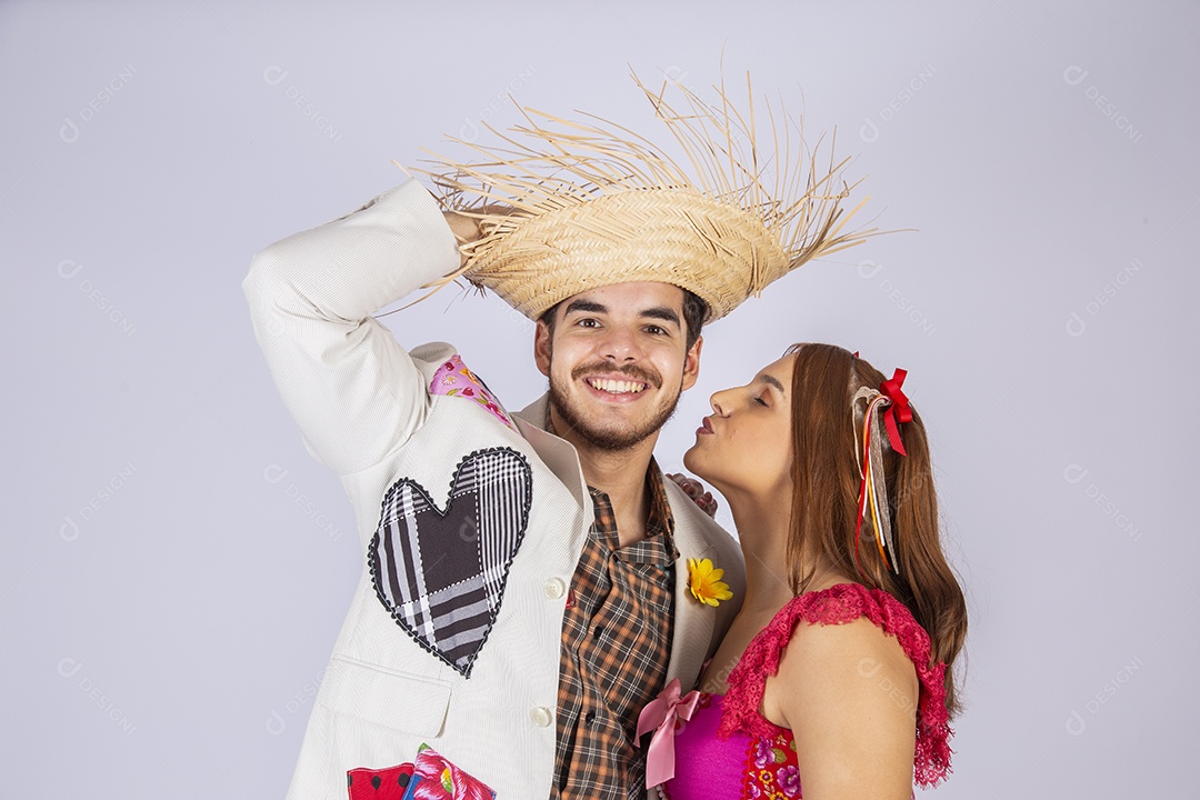 Casal de jovem felizes e trajados para festa junina