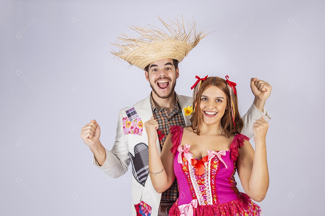 Casal de jovem felizes e trajados para festa junina