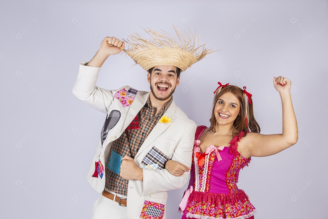 Casal de quadrilheiros juninos prontos para festa junina