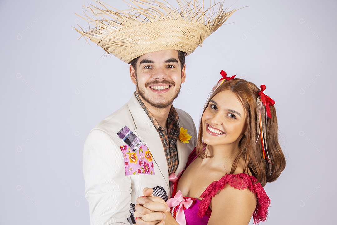 Casal de quadrilheiros trajados para festa junina