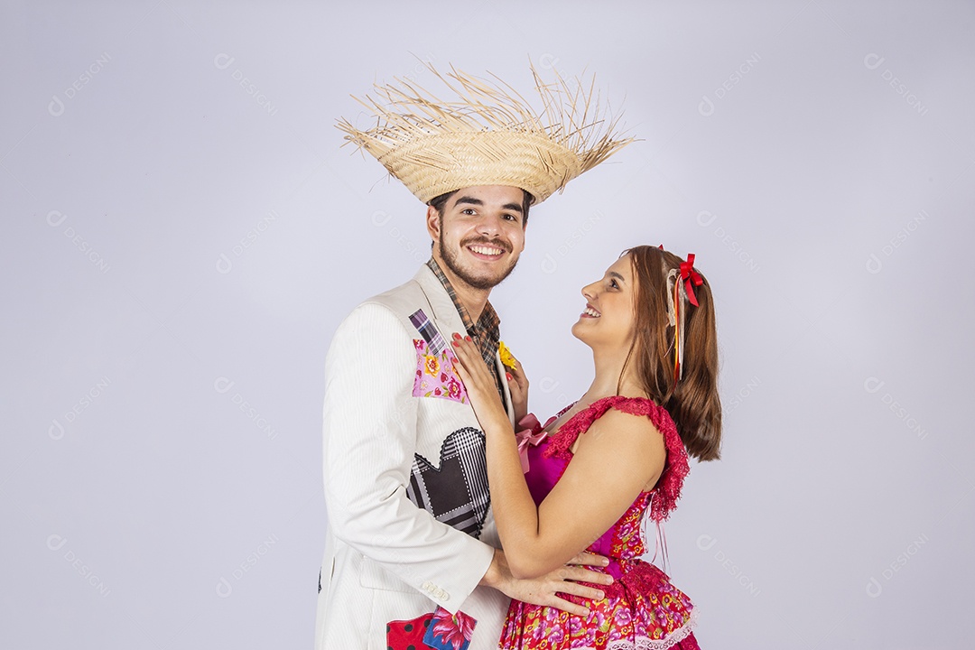 Casal de quadrilheiros trajados para festa junina abraçados