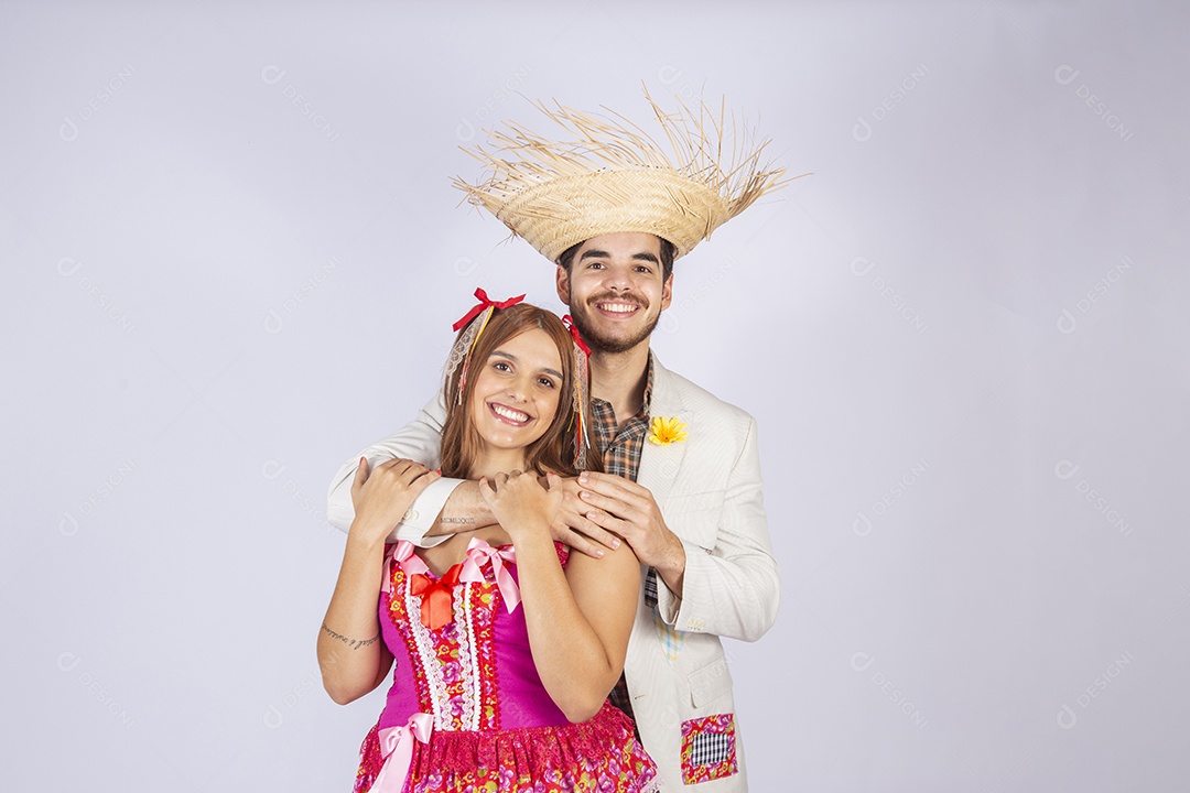 Casal de quadrilheiros prontos para festa junina abraçados