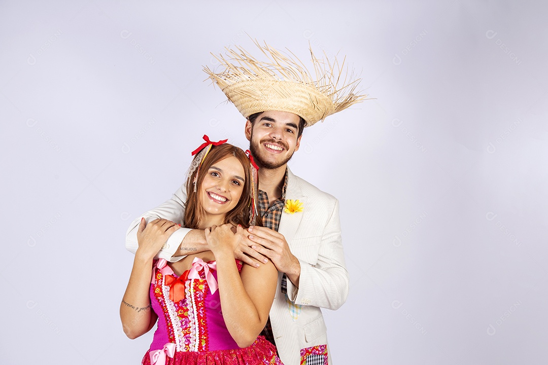 Casal de quadrilheiros trajados para festa junina abraçados