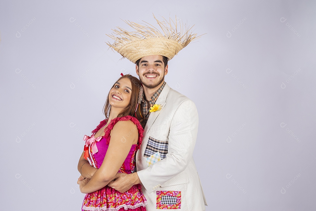 Casal trajado para festa junina abraçados e felizes