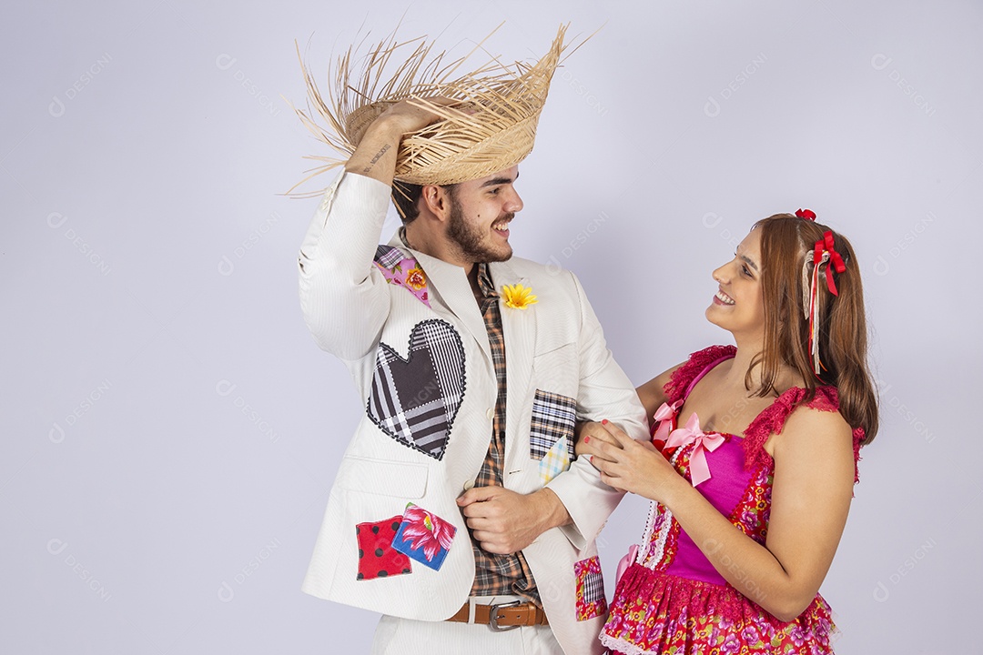 Casal a caráter para festa de São João abraçados e sorrindo