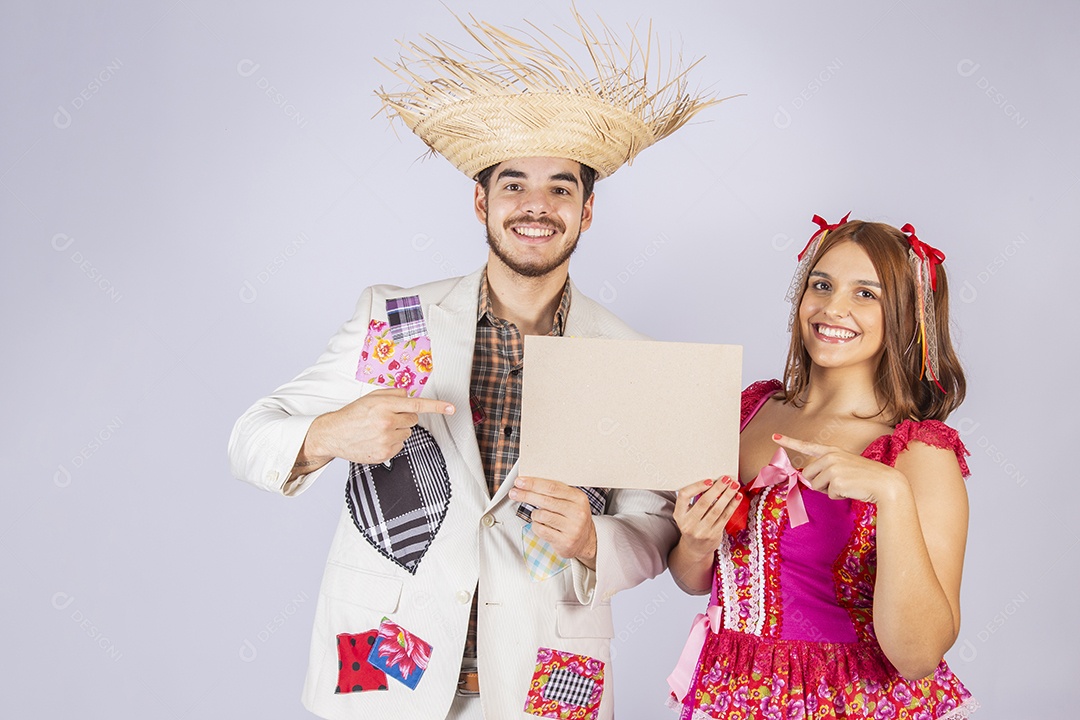 Casal a caráter para festa de São João segurando plaquinha