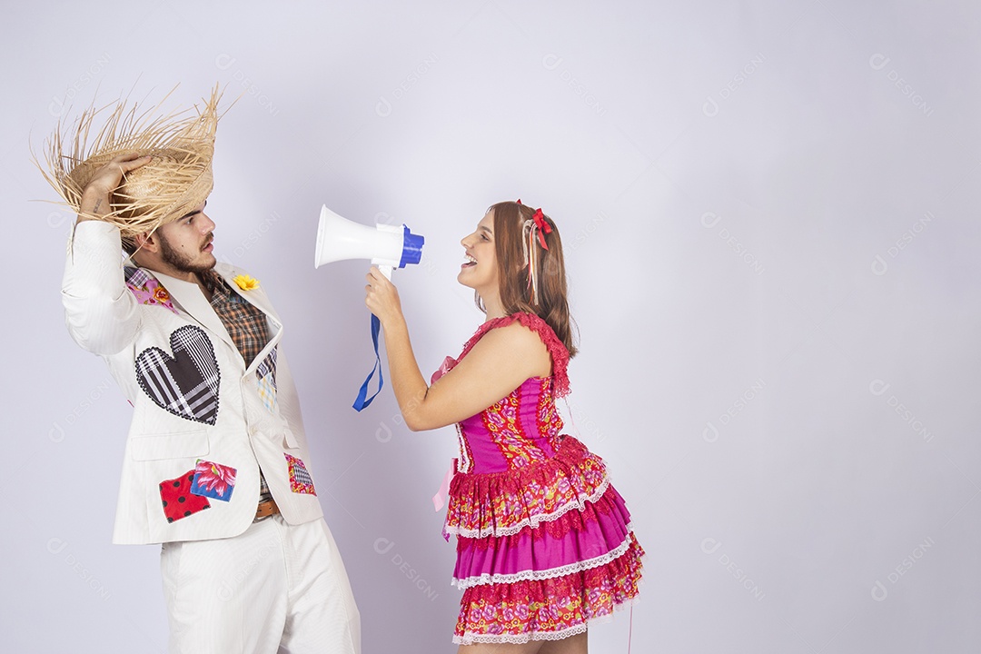 Casal a caráter para festa de São João mulher com mega fone