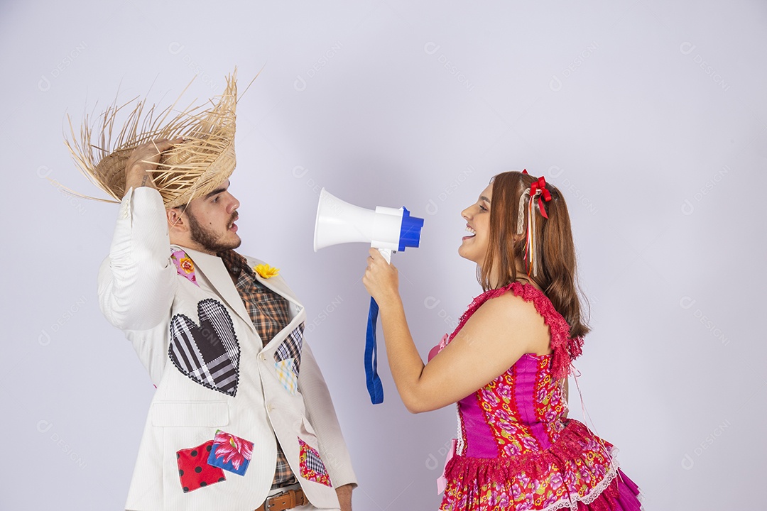 Casal de quadrilheiros mulher com mega fone festa de São João