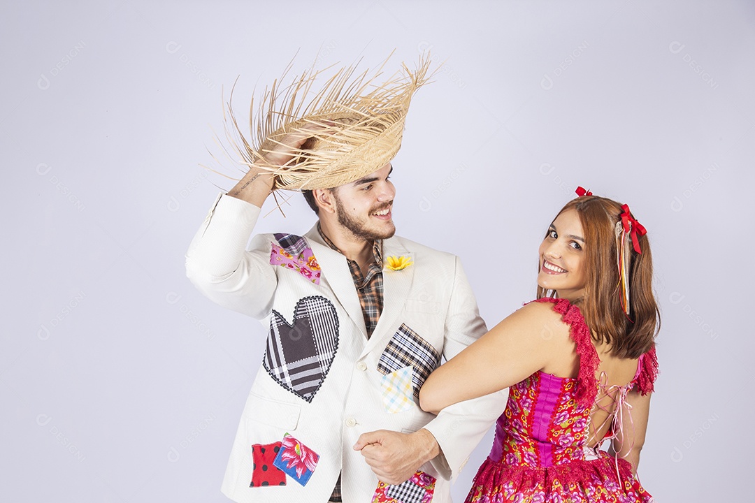 Casal de quadrilheiros trajados para festa junina de braços dados