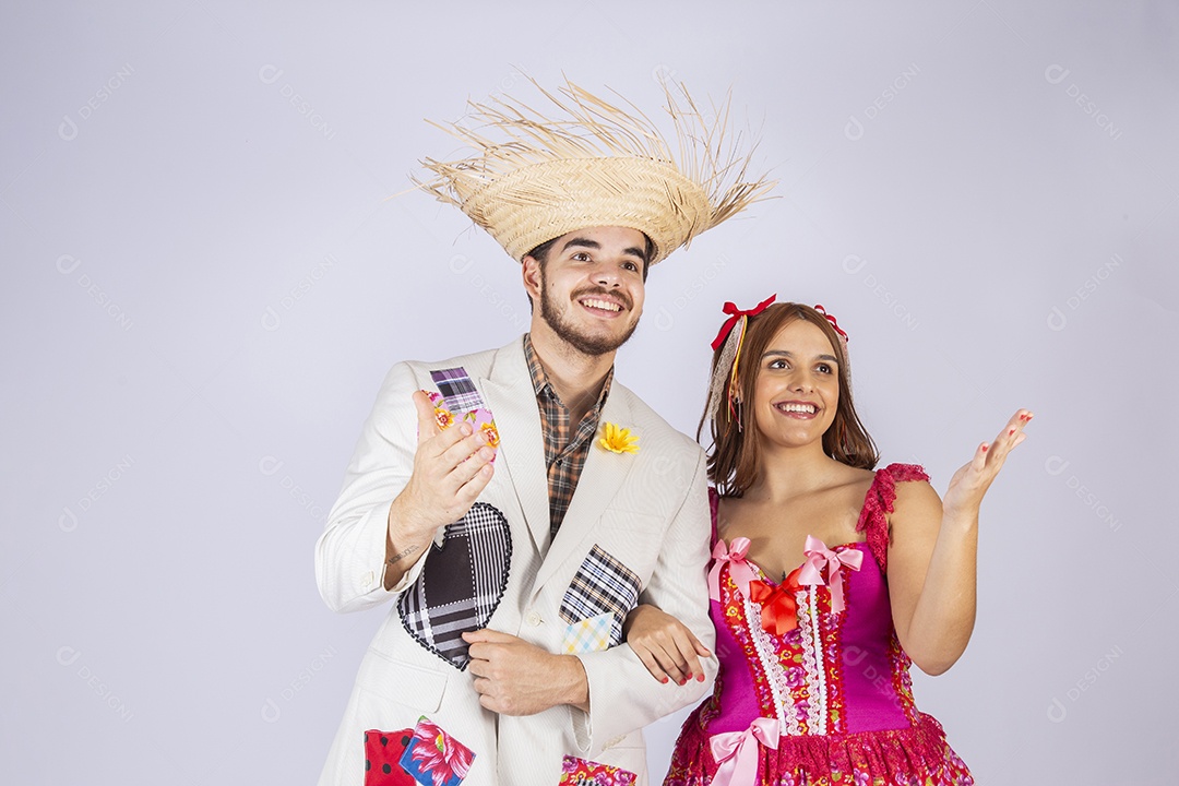 Casal de jovem quadrilheiros trajados para festa junina