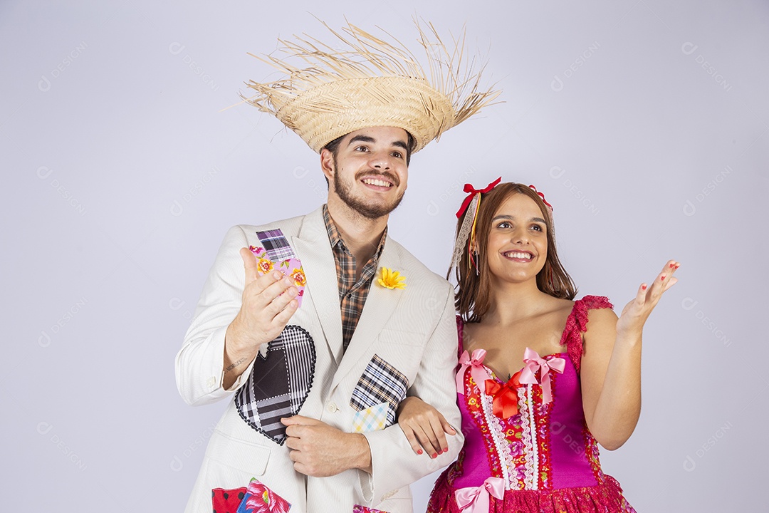 Casal de jovem felizes e trajados para festa junina