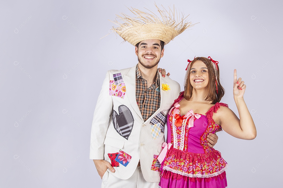 Casal de jovem felizes e trajados para festa junina