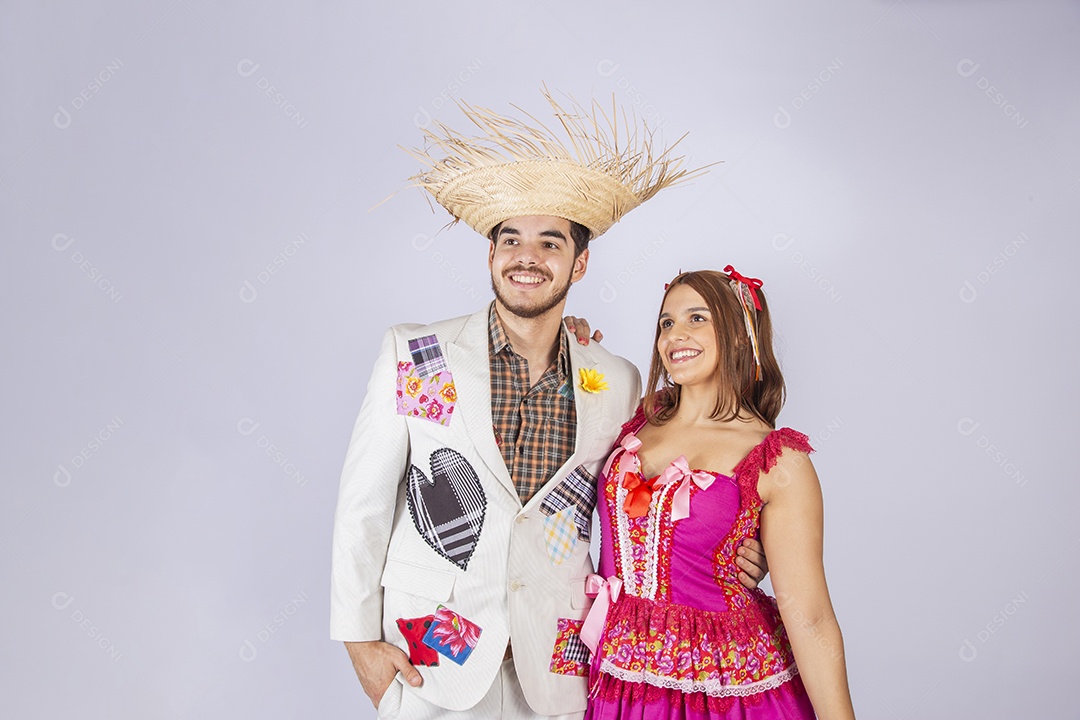 Casal trajado para festa junina