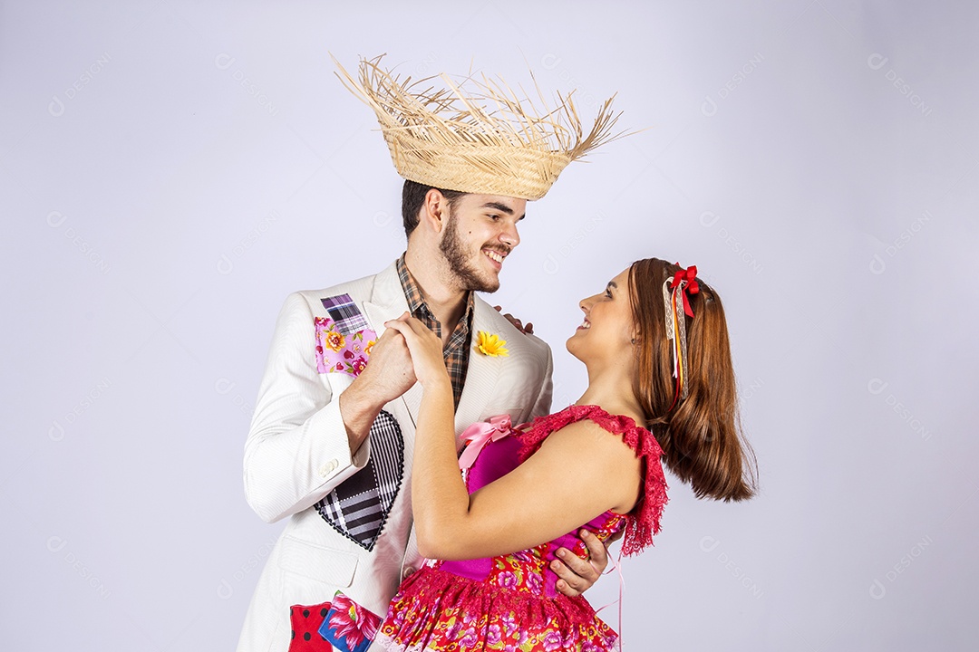 Casal trajados para a festa de São João abraçados