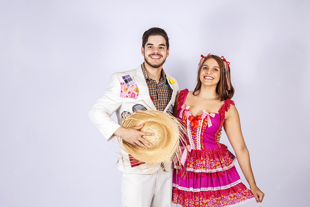 Casal trajado para festa de São João abraçados