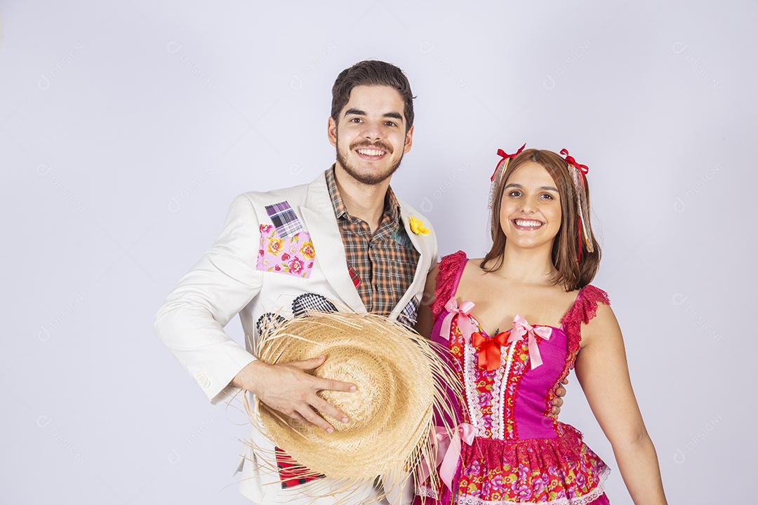 Casal trajado para festa de São João abraçados