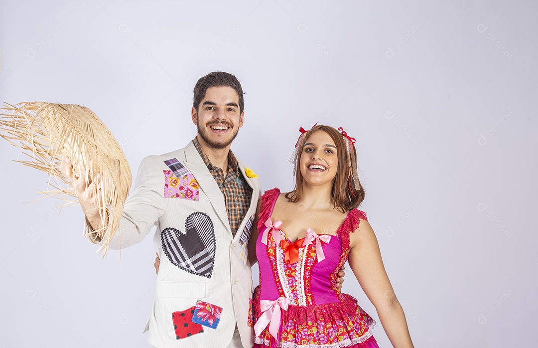 Casal trajado para festa de São João abraçados