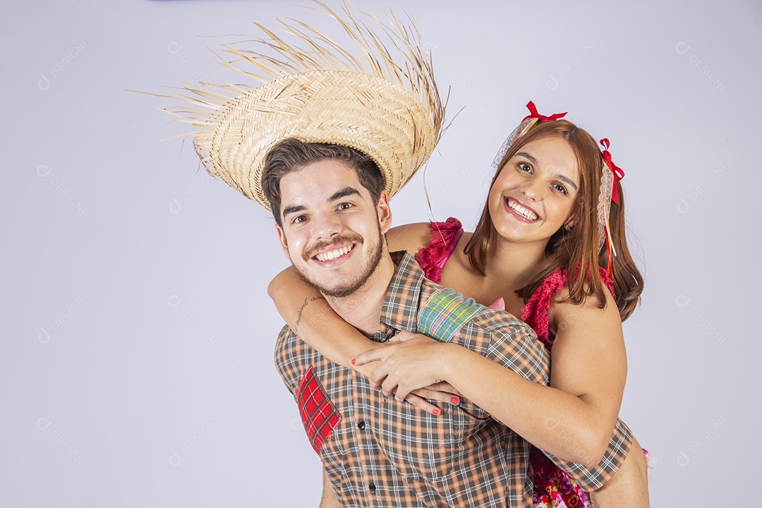 Casal trajado para festa de São João com mulher nas costa