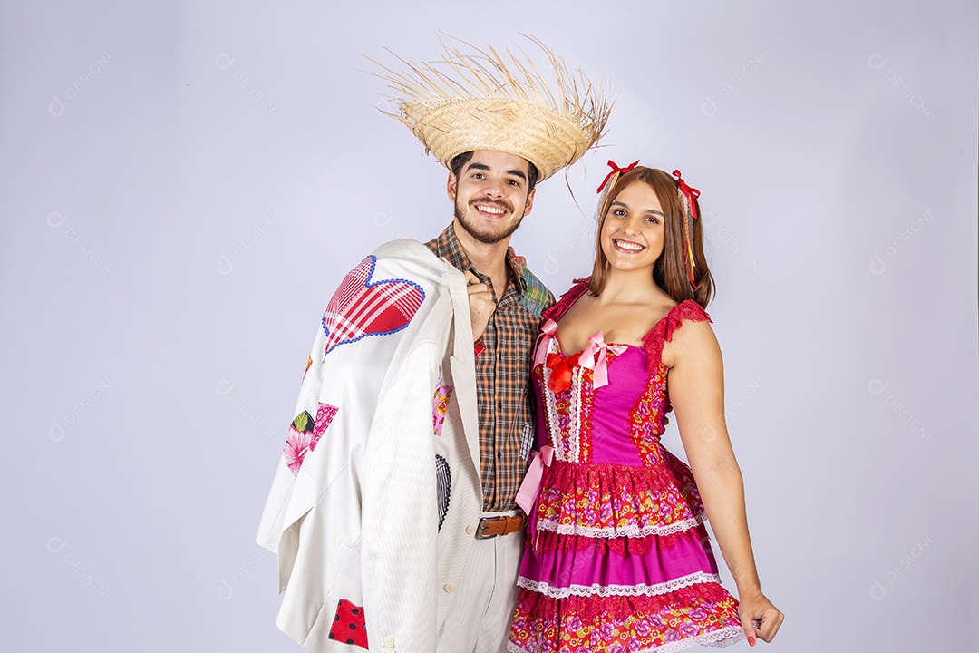 Casal a caráter para festa de São João abraçados