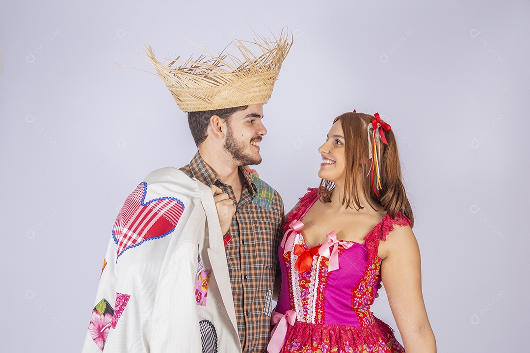 Casal trajado para festa junina