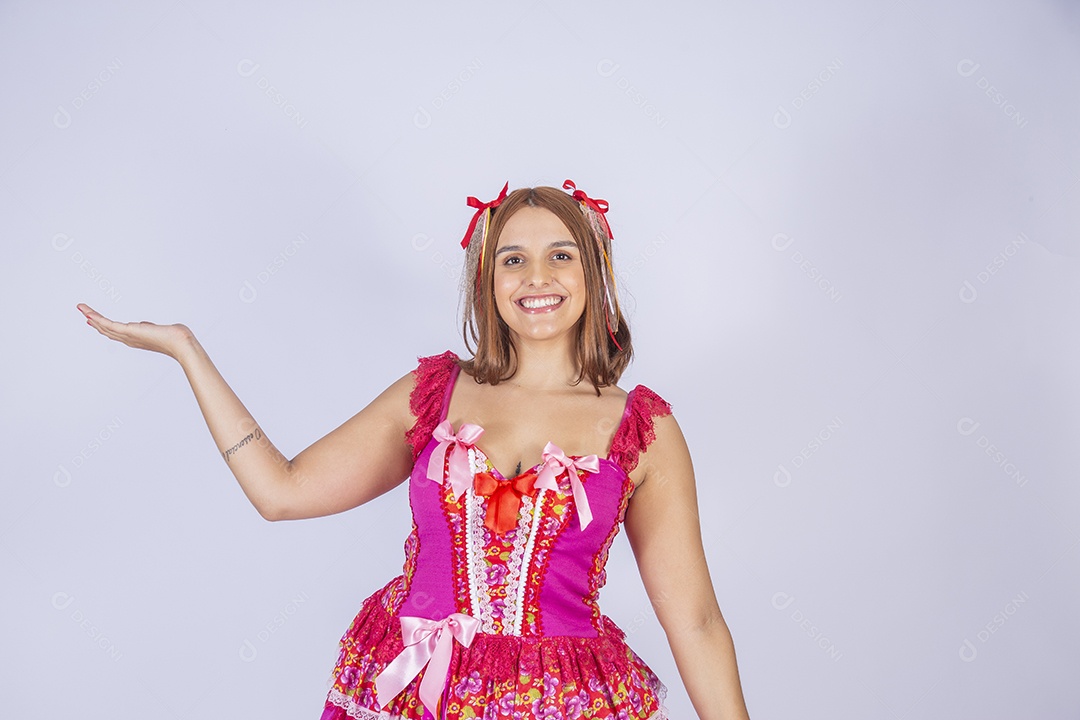 Jovem quadrilheira sorrindo e com trajes para festa junina