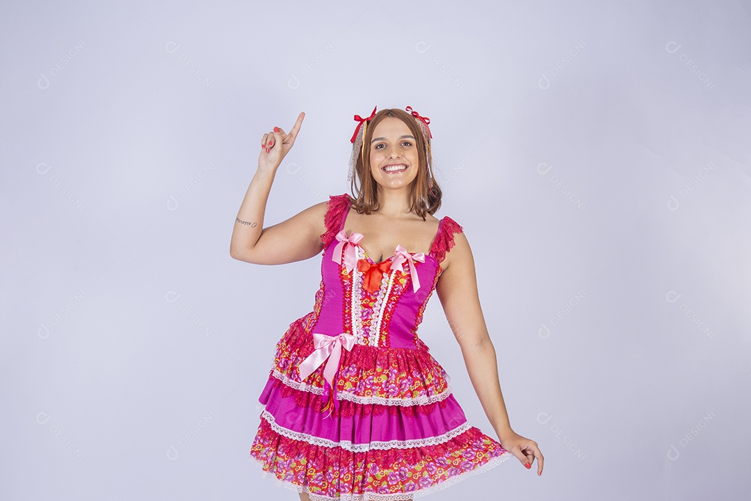 Jovem quadrilheira sorrindo e com trajes para festa junina