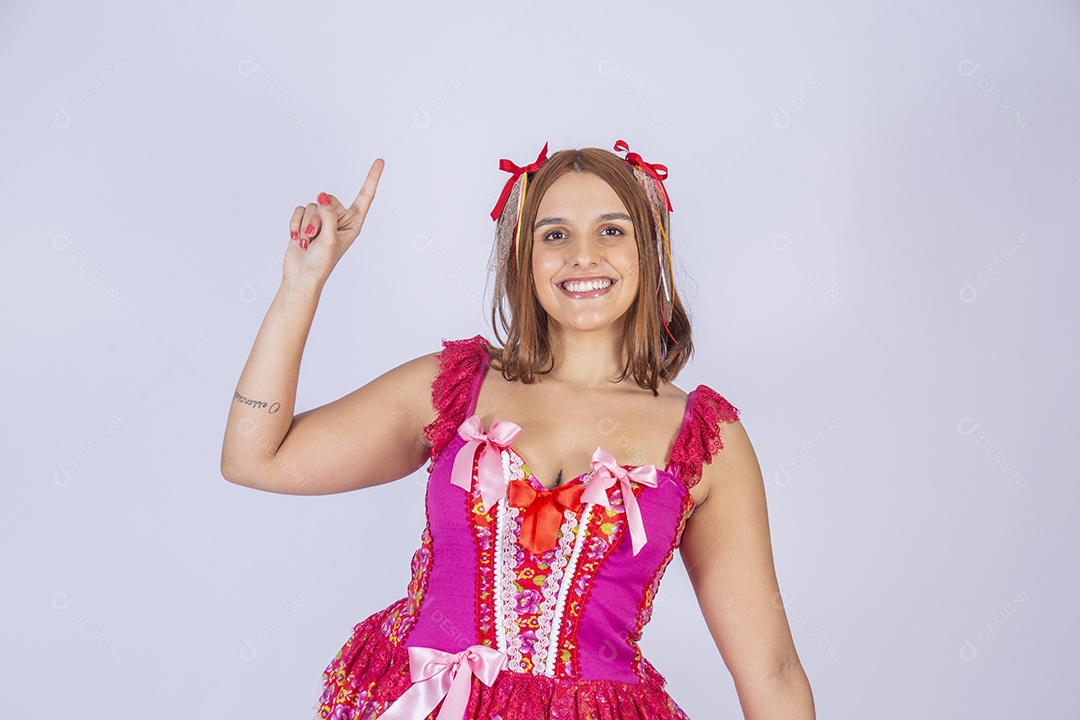 Jovem quadrilheira sorrindo e com trajes para festa junina dedo pra cima
